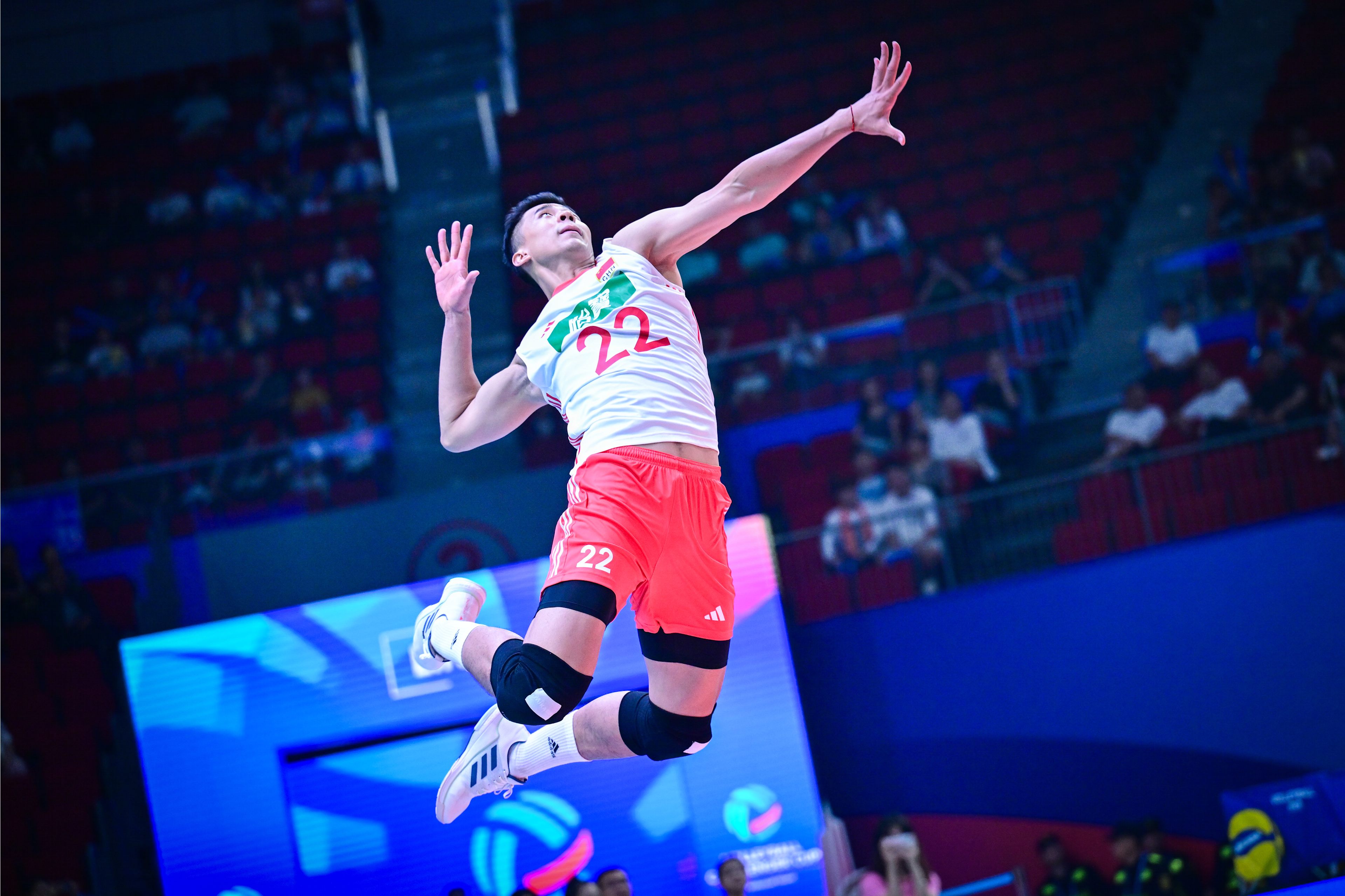 加时末段体能课后，斯图加特远射贴柱备战CBA季后赛，态度坚定，年轻球员得到机会的简单介绍